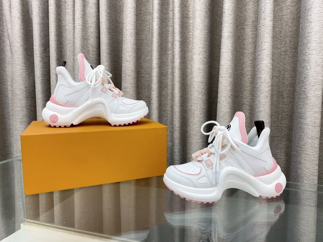 👟👟Ex-factory price 760👟👟 Louis Vuiton·Louis Vuitton 24/ New Chinese Valentine's Day limited edition LV Archlight series arch sole dad shoes casual thick-soled lace-up sneakers top version🔝original purchase, development and production👍🏻 This LV dad shoe features an eye-catching wavy sole and large tongue. It is equipped with a sporty super-elastic running shoe style rubber outsole, which is very eye-catching. It is also combined with a soft and elastic upper made of a variety of high-tech fabrics, making the upper foot comfortable and soft! 🤩 Fabric: Original custom-made first-layer cowhide + technical fabrics Lining: Original imported breathable mesh lining + cowhide foot pads Sole: Original molded correct U-shaped arch outsole Bottom thickness: about 5cm Size: 35-39 (40.41 custom-made, non-refundable)
